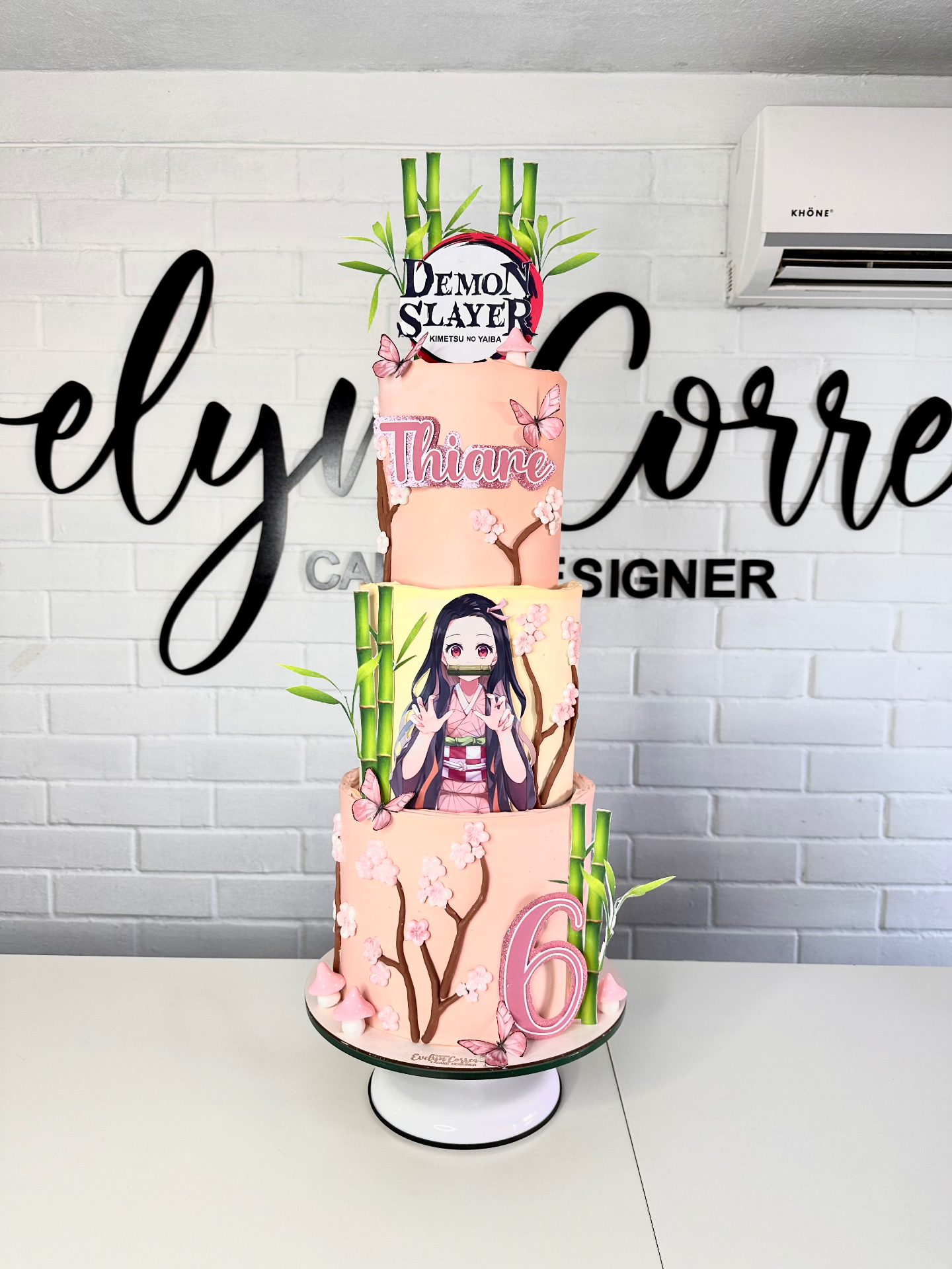 Torta personalizada de tres pisos temática anime con flores de cerezo