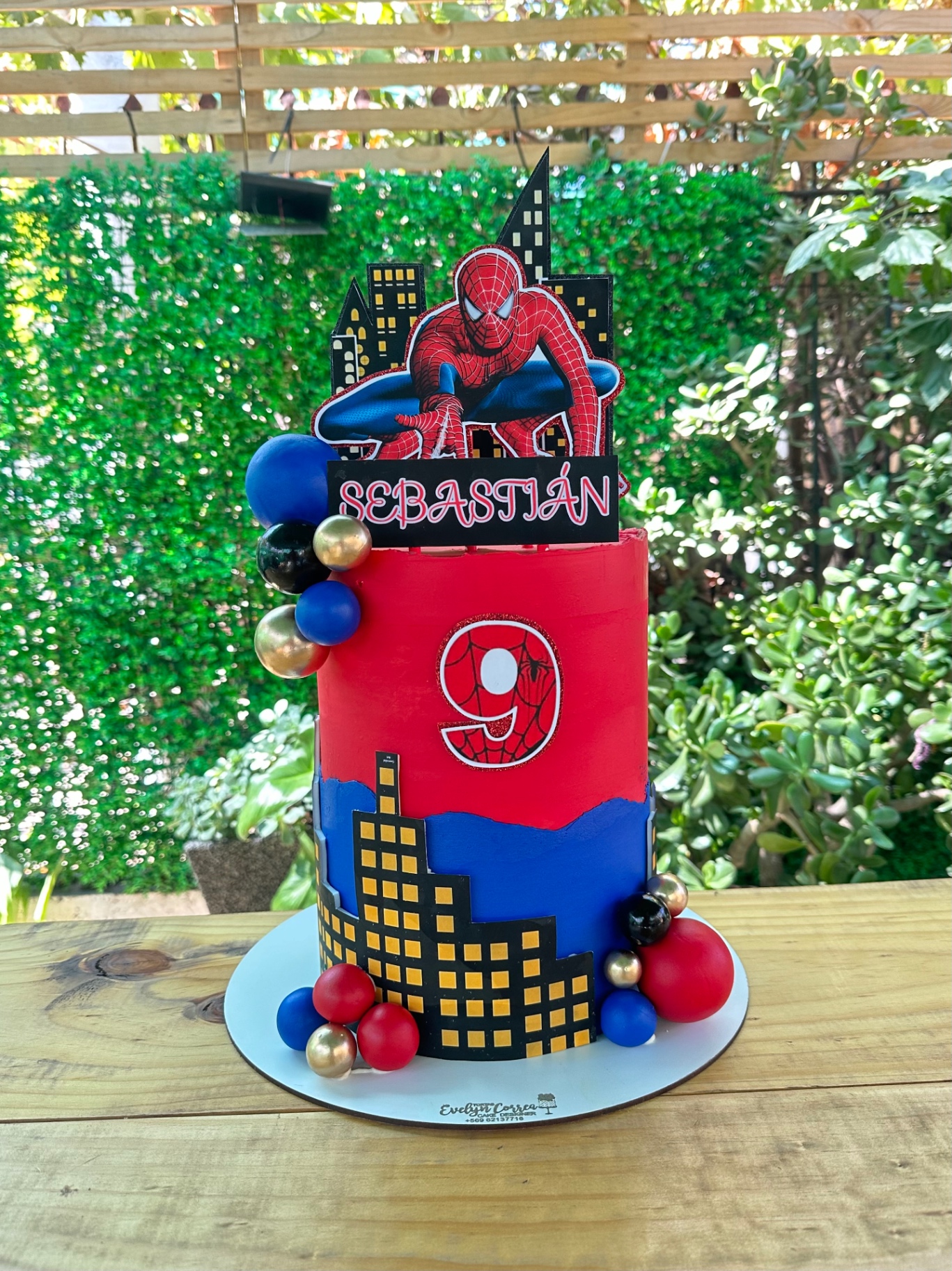 Torta personalizada de superhéroe con ciudad y esferas