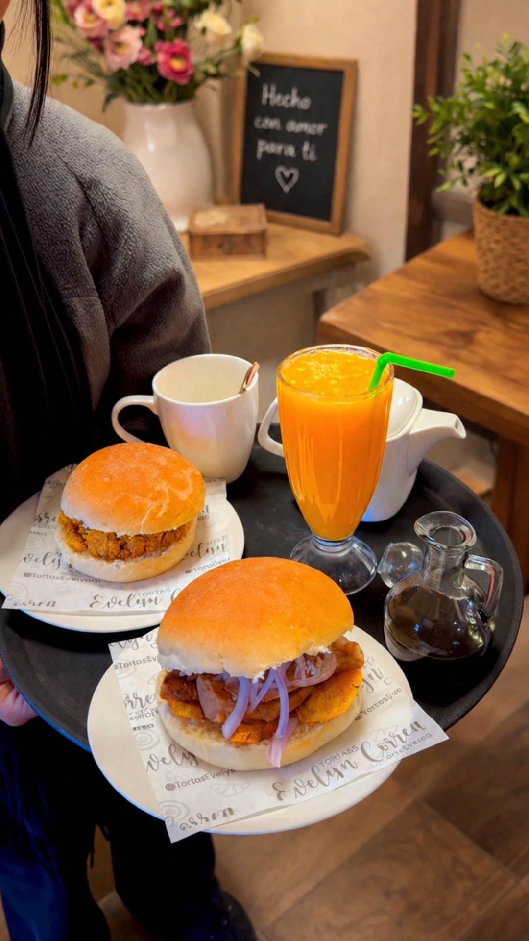 Desayuno peruano servido en la cafetería